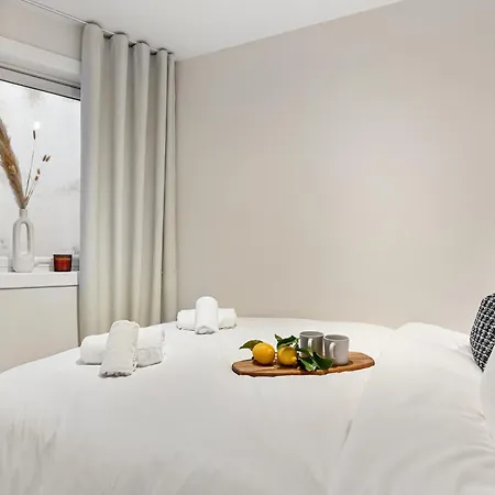 Apartment King Bed - Renovated 2024 - 2br Behind Bryggen Bergen