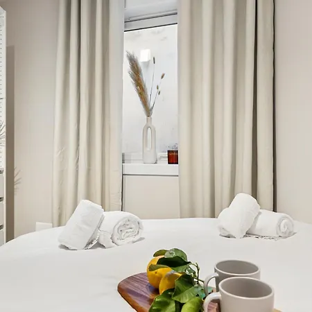 King Bed - Renovated 2024 - 2br Behind Bryggen Apartment