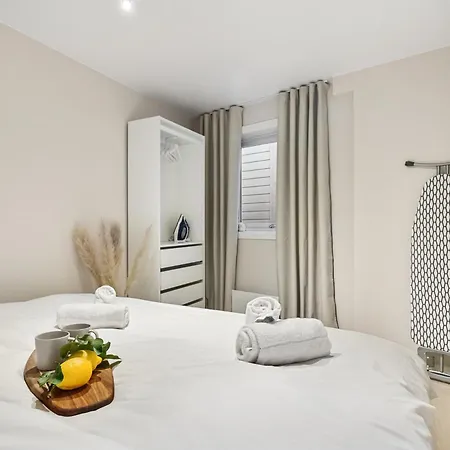 King Bed - Renovated 2024 - 2br Behind Bryggen Bergen