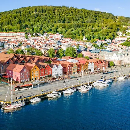 King Bed - Renovated 2024 - 2br Behind Bryggen Apartment